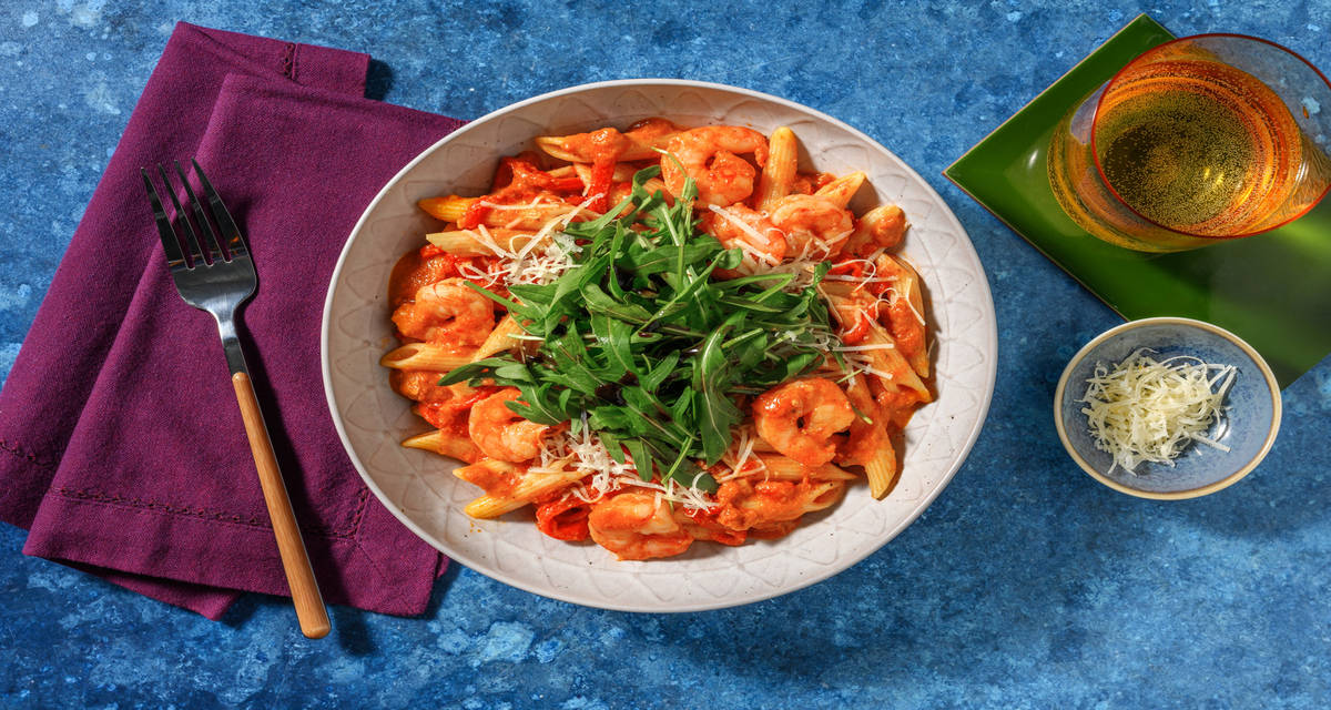Penne inratables aux crevettes & pesto rosso avec des poivrons grillés & du fromage râpé