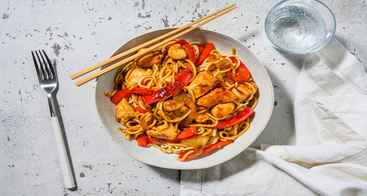 Nouilles soba & poulet sauce Bulgogi avec du poivron & du gingembre