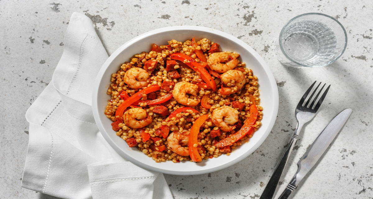 Sauté de crevettes, poivrons & chorizo avec des épices & du couscous perlé