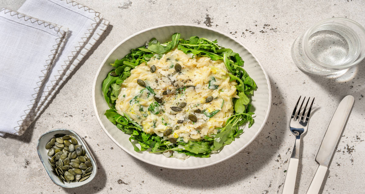 One pot : orzotto, parmesan AOP & épinards avec des graines de courges & du poireau