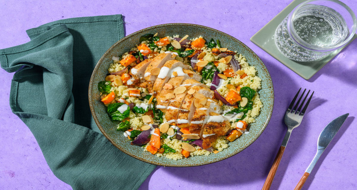 Poulet au miel & semoule à la marocaine avec des légumes rôtis & une sauce yaourt