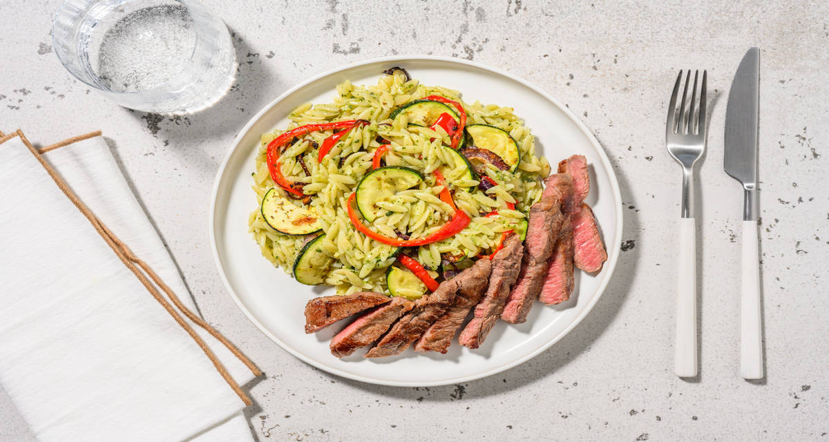 Bavette grillée & orzo aux saveurs d'été avec de la crème de basilic & du poivron