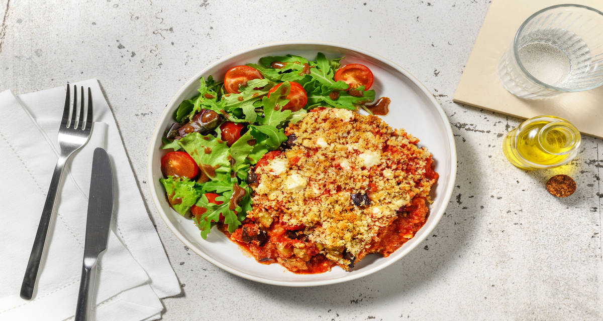 Crumble aux légumes d'été & chèvre frais avec de l'origan, une salade & des noisettes