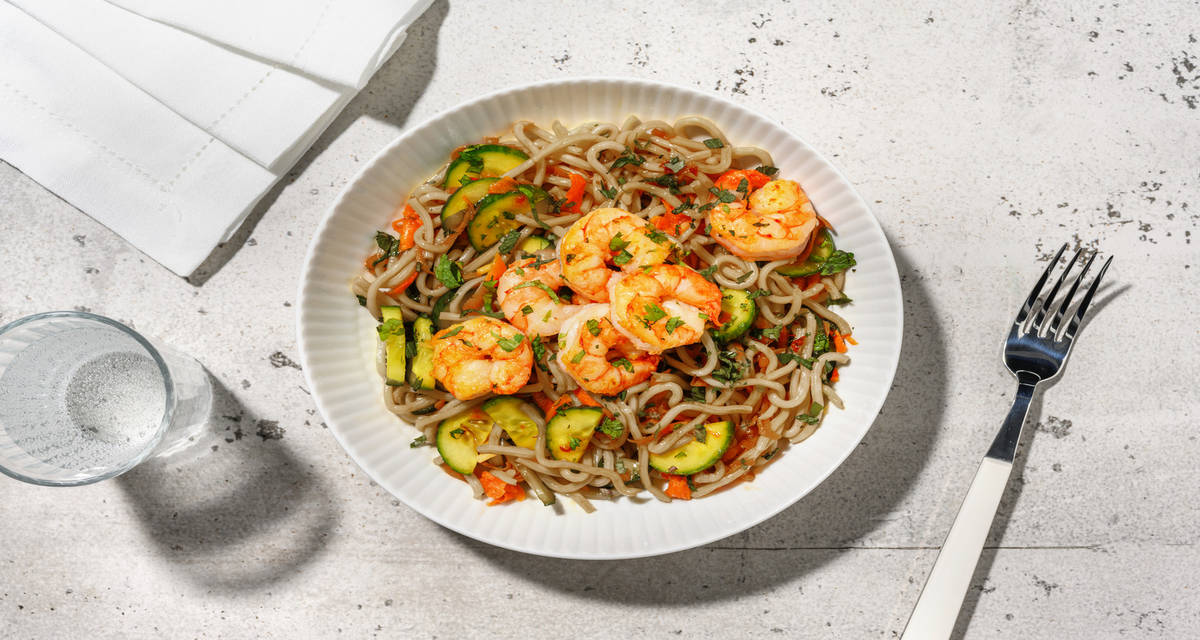 Crevettes aigres-douces & nouilles soba avec des légumes marinés & de la coriandre