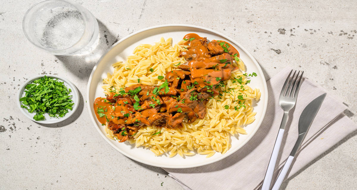 Bœuf façon Stroganoff & orzo avec du paprika fumé & du persil
