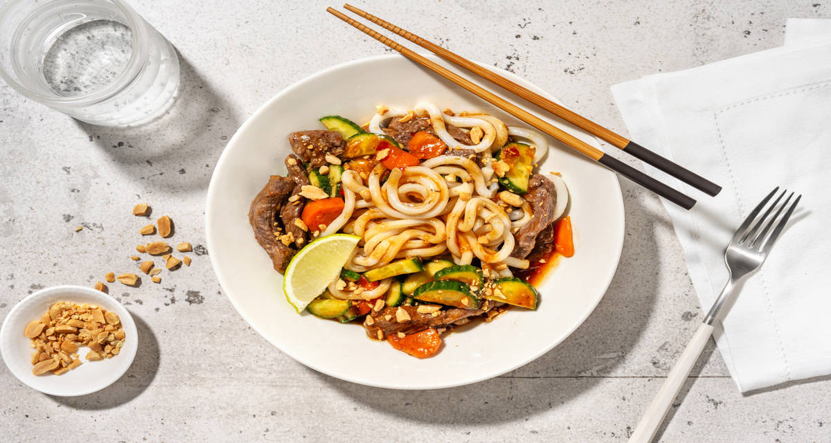 La Thaï : salade de udon au bœuf & cacahuètes garnie de sauce sucrée, concombre & citron