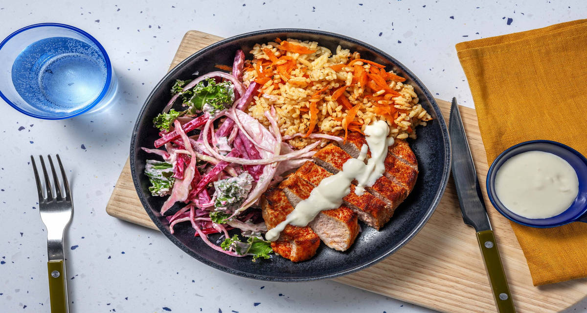 Kryddad fläskkotlett med cajun-orzo och kålsallad