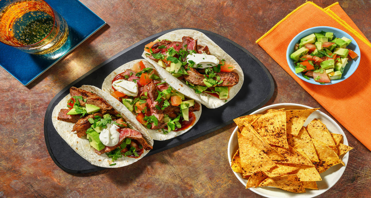 Tacos de ternera marinada y pico de gallo con salsa fresca de lima y totopos de maíz caseros