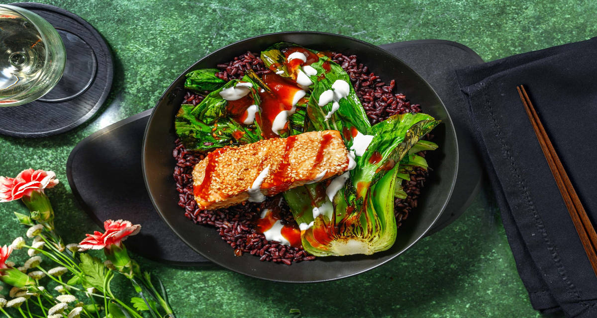 Tataki di salmone in crosta di sesamo con riso nero, pak choi e salse asiatiche
