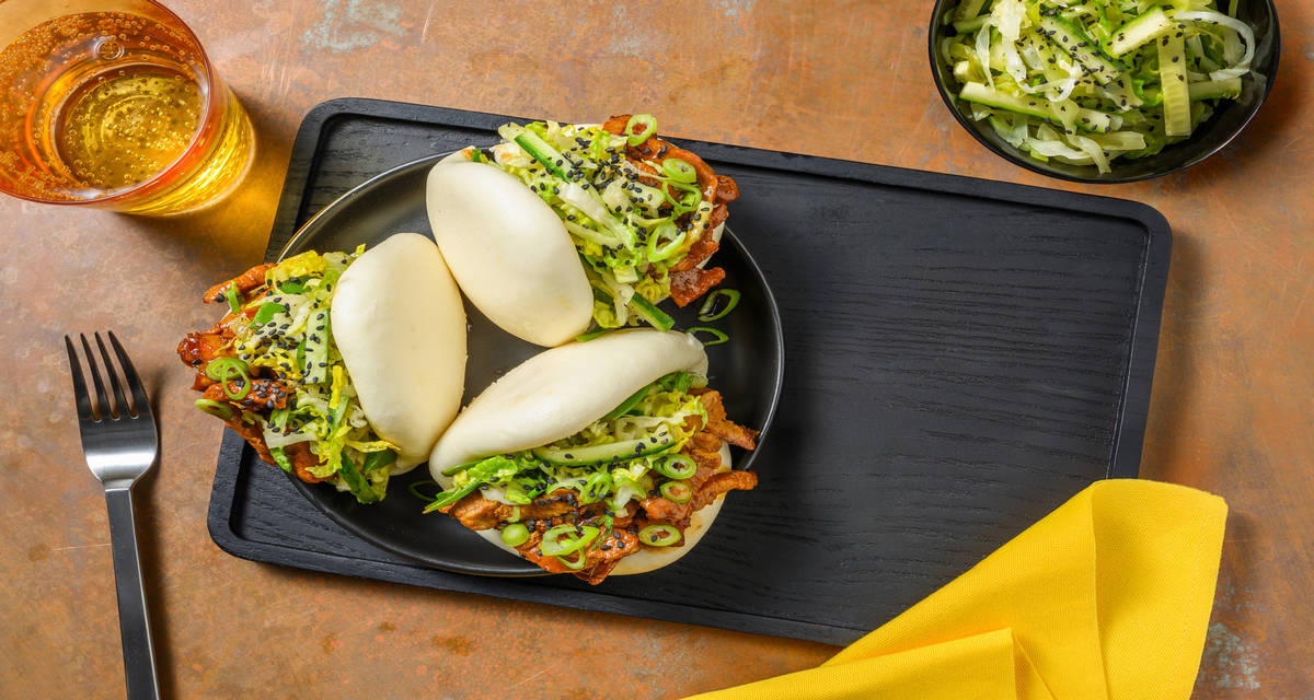 Baos de cerdo en salsa asiática dulce con ensalada de pepino