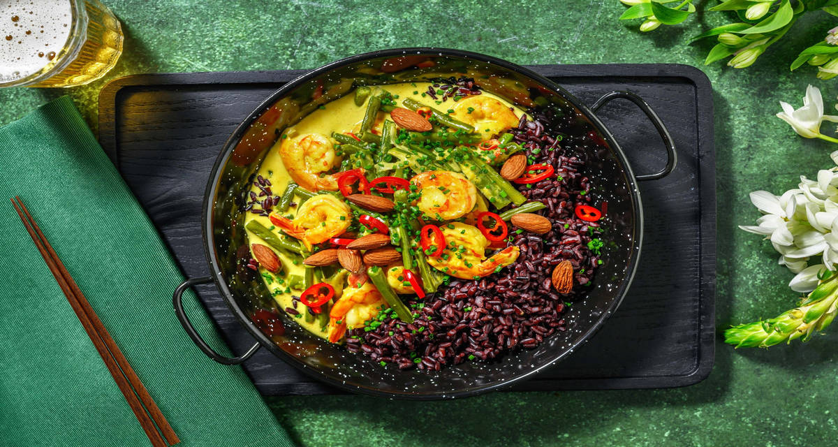 Curry thai di gamberi, fagiolini e riso nero con peperoncino ed erba cipollina