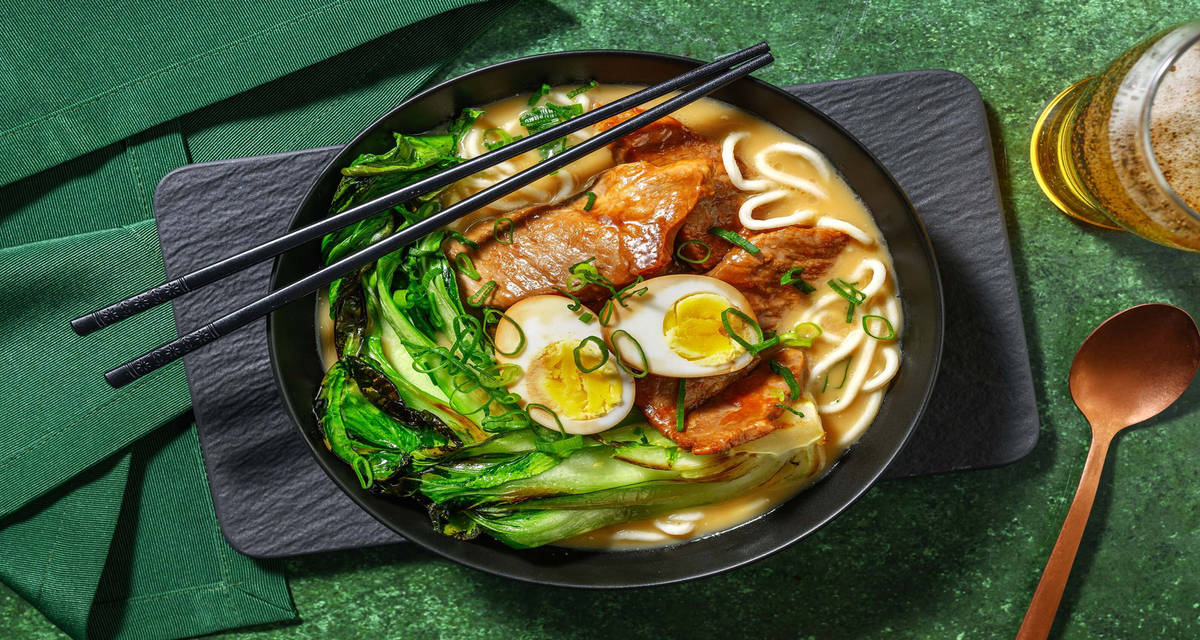 Chashu ramen - noodles e coppa di maiale con uova marinate, miso e pak choi