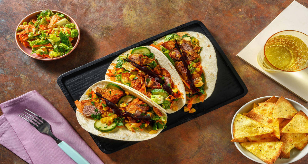 Tacos asiáticos de ternera frita con totopos caseros con maíz tostado y pepino encurtido