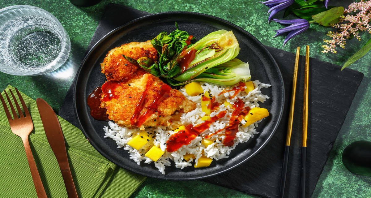 Yangnyeom - pollo fritto alla moda coreana con riso al cocco e mango, pack choi e salsa special