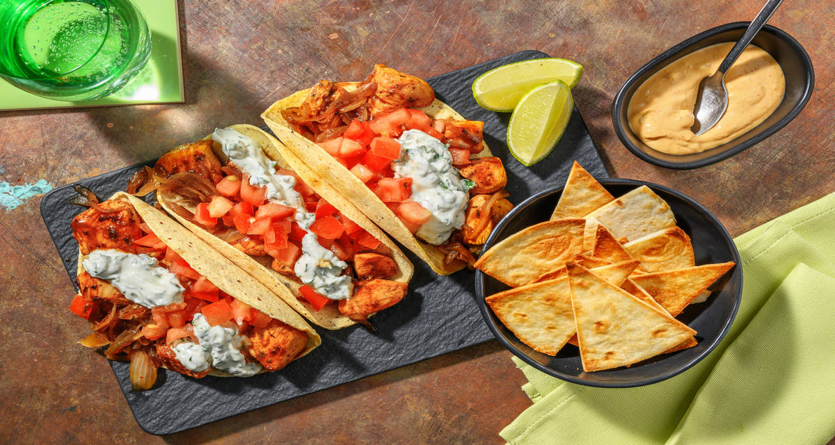 Tacos de pollo sazonado con totopos de maíz caseros con cebolla caramelizada y salsa cremosa de chipotle