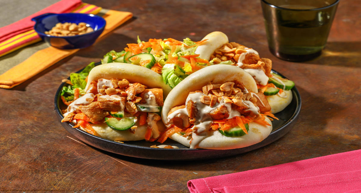 Baos tailandeses de pollo con mayonesa de soja con verduras encurtidas y anacardos picados