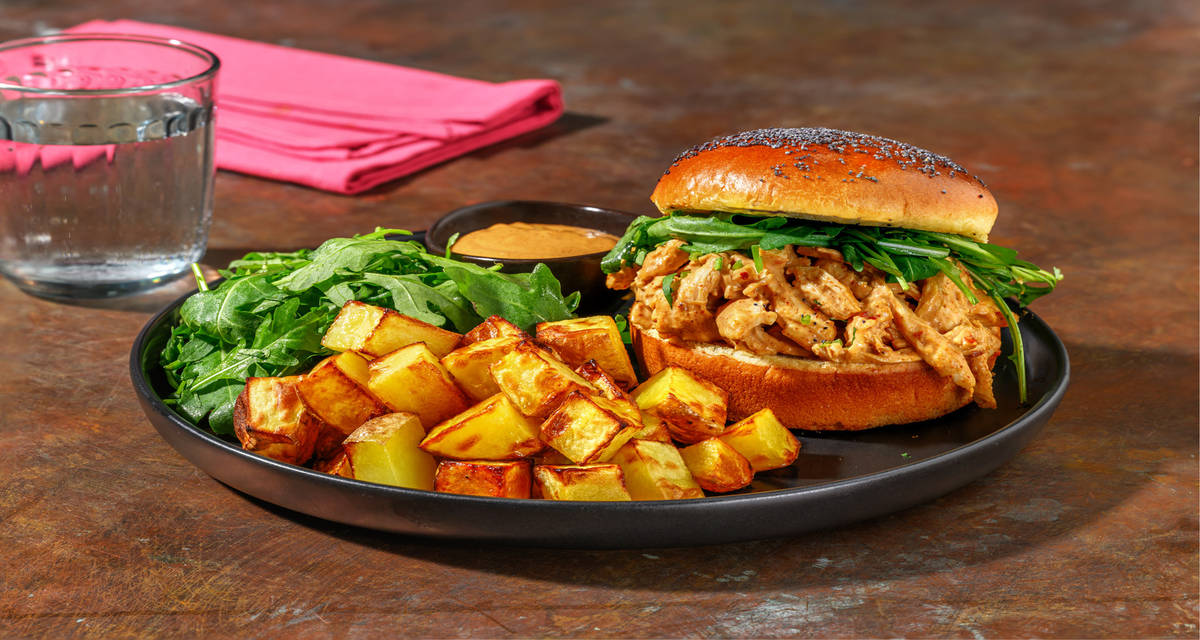 Nuestra hamburguesa satay de pollo desmechado con patatas al horno y rúcula aderezada