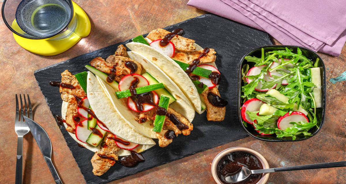 Tacos de cerdo al estilo chino con salsa de ciruela y ensalada asiática de encurtidos