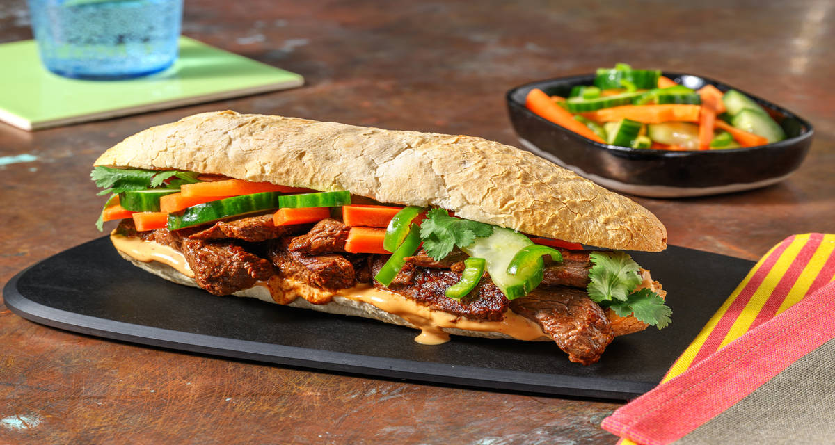 Banh Mi: bocadillo vietnamita de ternera con mayonesa de sriracha y encurtidos caseros