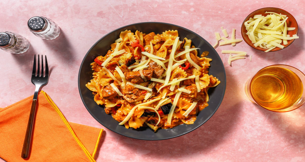 Romige farfalle met kip en aubergine met tomatentapenade, Goudse kaas en puntpaprika