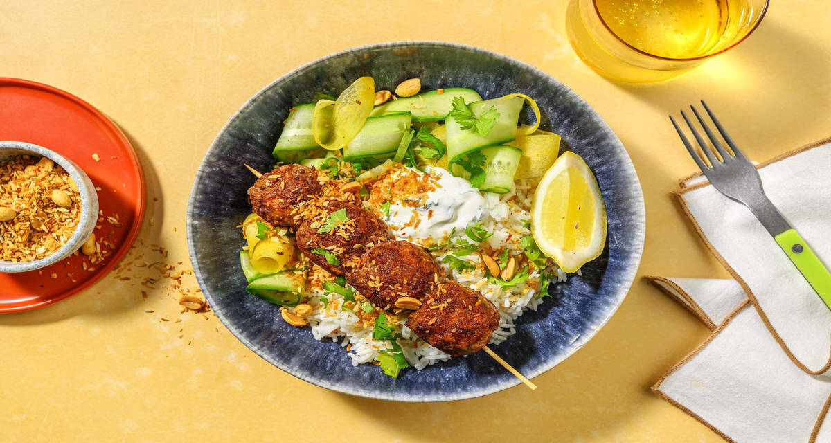 Brochettes de boulettes de viande et riz au lait de coco accompagnés d'un serundeng maison