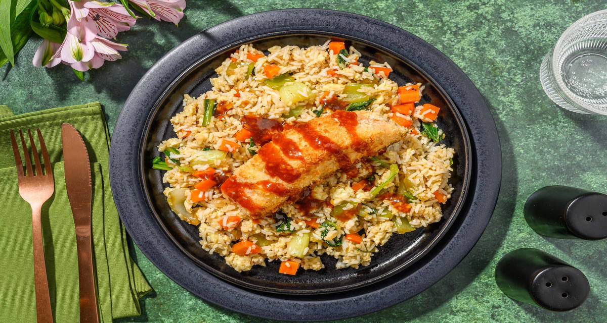 Salmone 'katsu' e riso fritto yakimeshi con uova strapazzate, pack choi e salsa asiatica