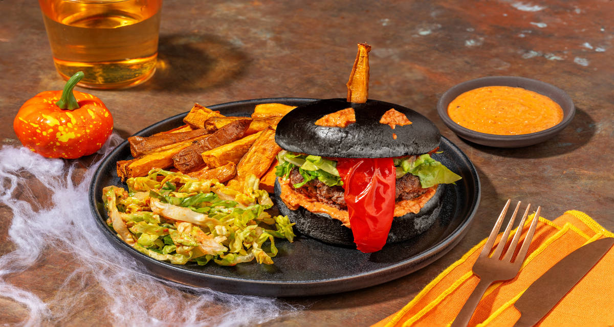 Hamburguesa de ternera terroríficamente deliciosa con salsa de pimientos, mermelada y boniatos asados