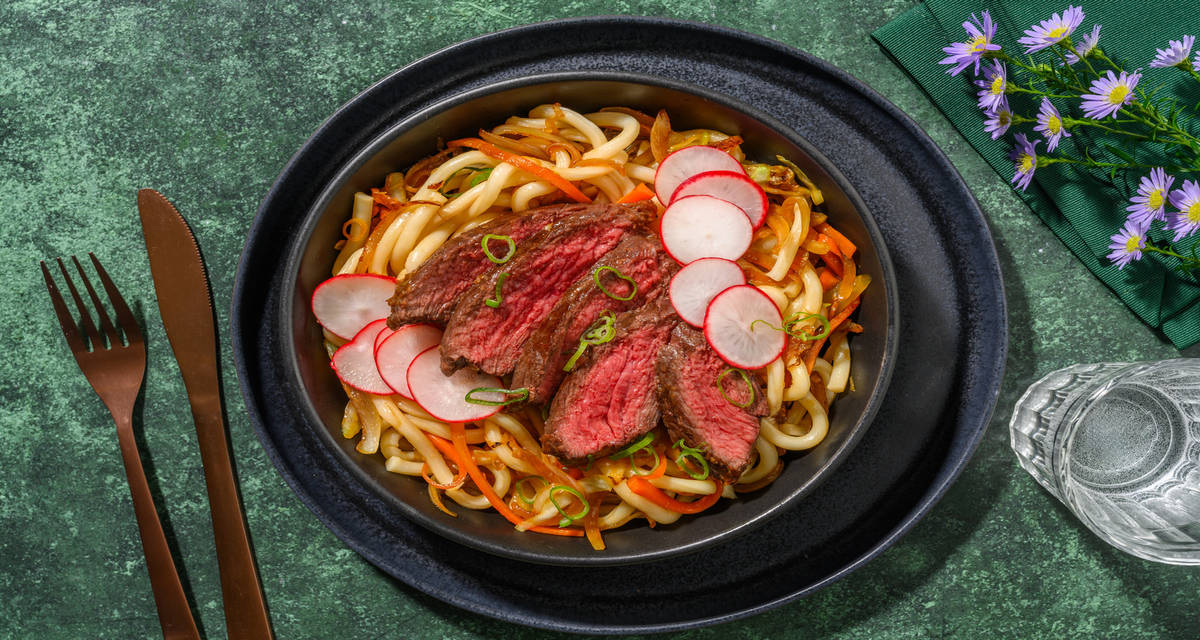 Manzo glassato alla soia e noodles saltati con carote, cavolo cappuccio e ravanelli marinati