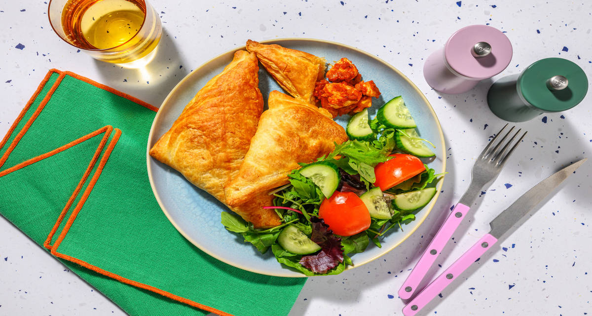 Empanadas de poulet & sauce tomate avec des épices mexicaines & du concombre