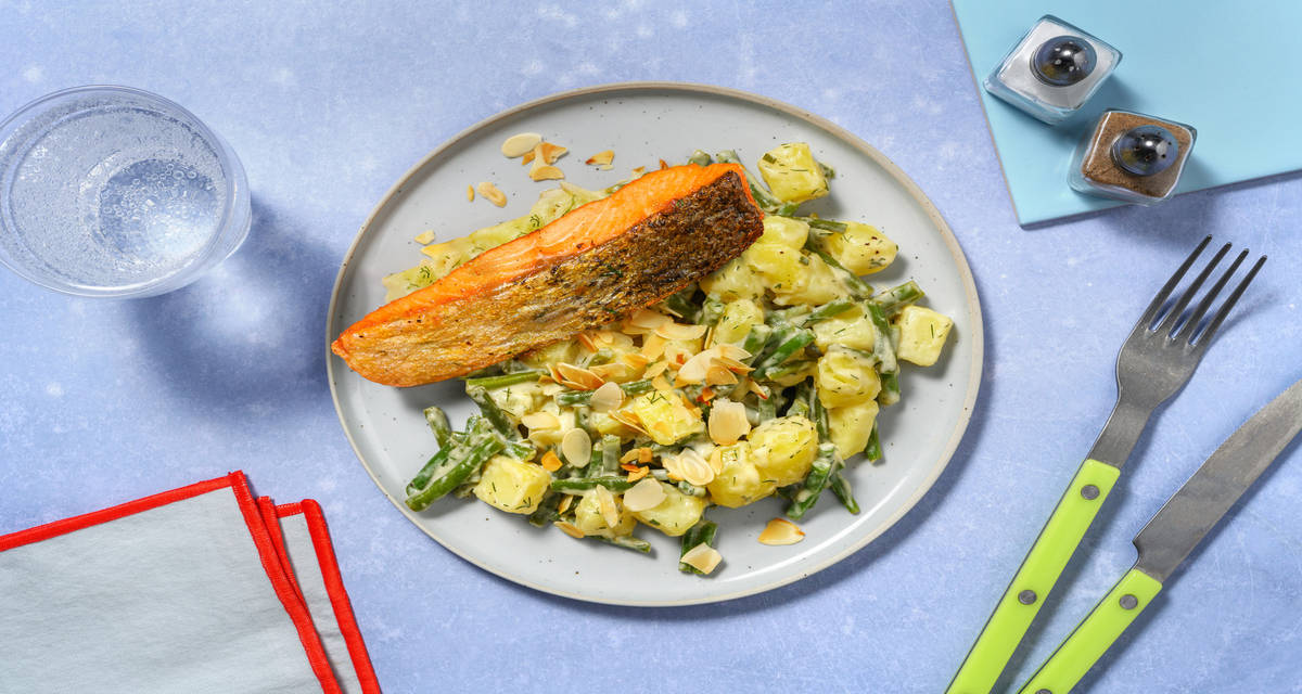 Saumon & salade de pommes de terre estivale avec des haricots verts & une mayo aux herbes