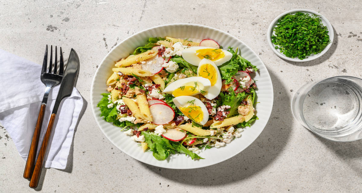 Salade revigorante de pâtes au thon & feta avec ses toppings méditerranéens