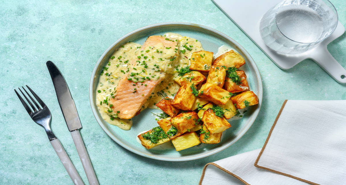 Saumon, poireau fondant & crème d'aneth avec des pommes de terre rôties & de la ciboulette