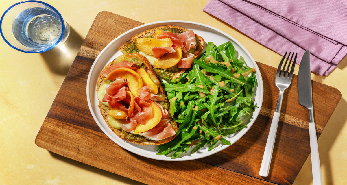Bruschetta nectarine grillée & jambon sec avec du pesto & de la mozzarella