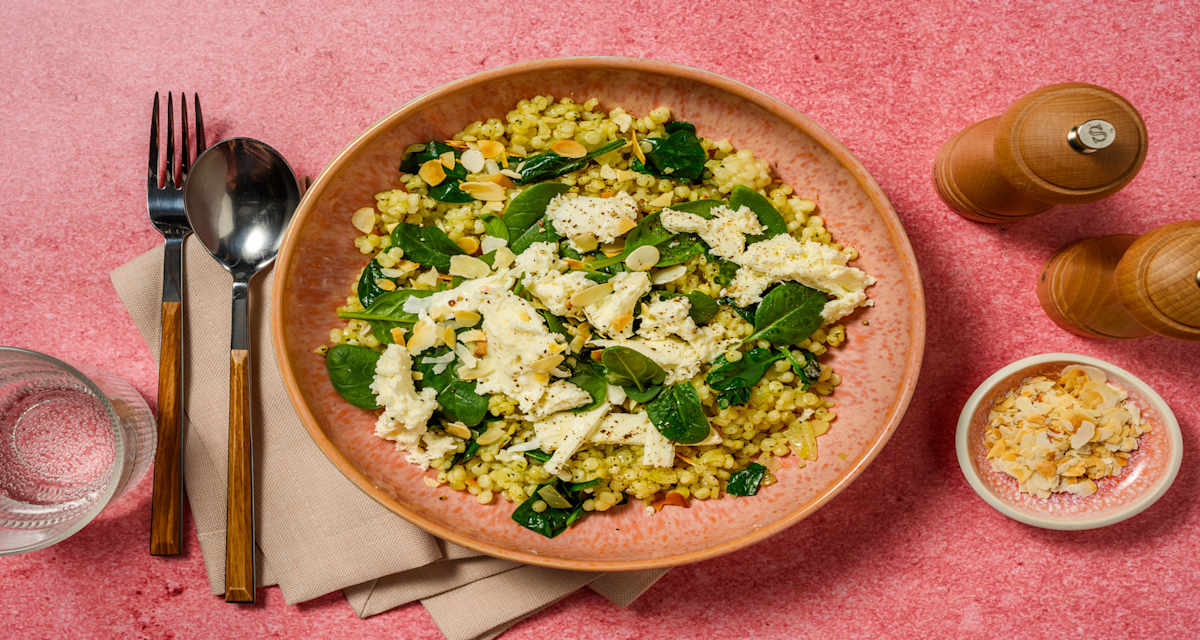 Risotto verde de couscous perlé avec de la mozzarella & des amandes torréfiées-image