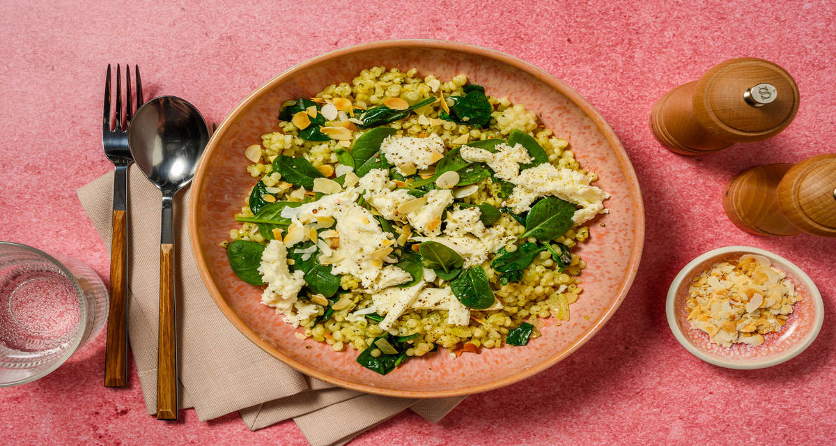 Risotto de couscous perlé, pesto & mozza avec des épinards, du pecorino & des amandes