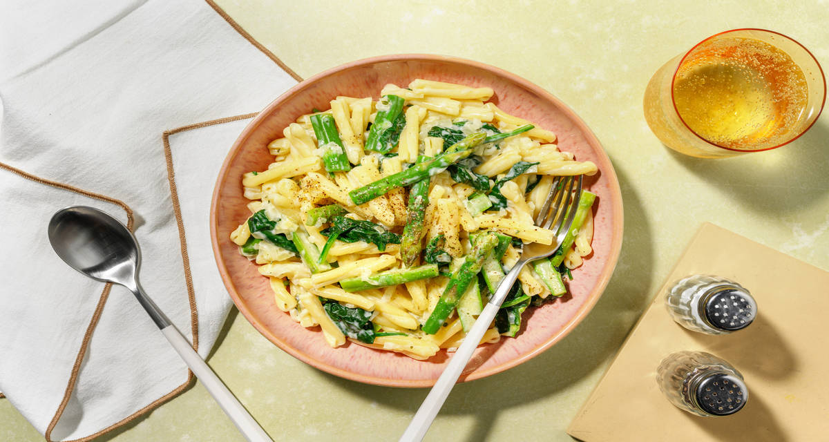 Pâtes complètes primavera : asperges & épinards garnies de pecorino & d'huile saveur truffe