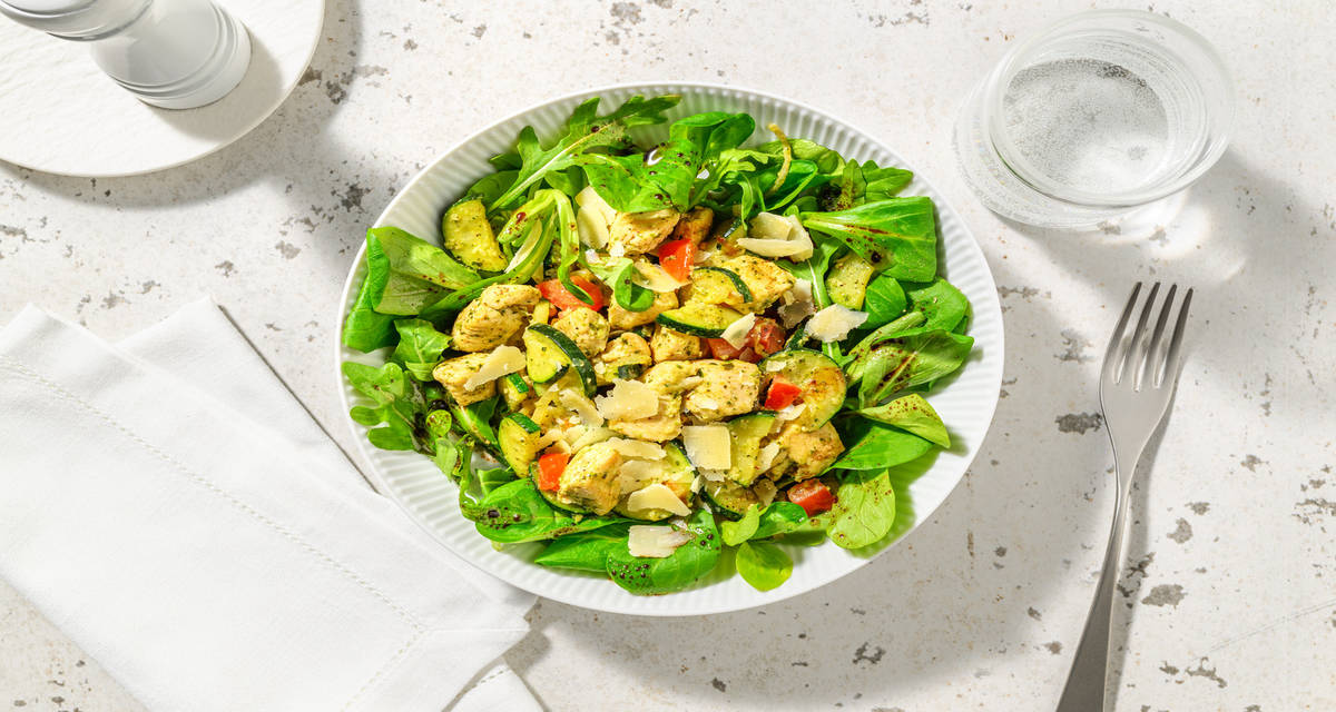 Poulet poêlé au pesto verde & tomates avec du grana padano AOP & des courgettes