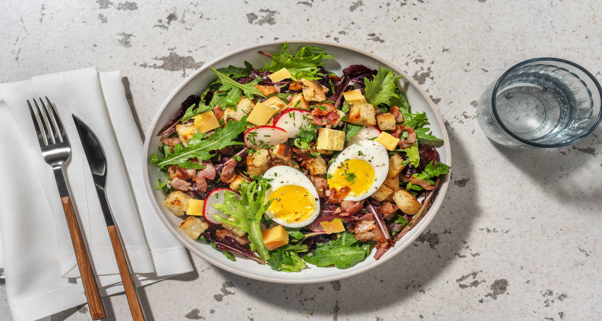 Salade façon lyonnaise au lard & croûtons avec du cantal AOP & un œuf mollet
