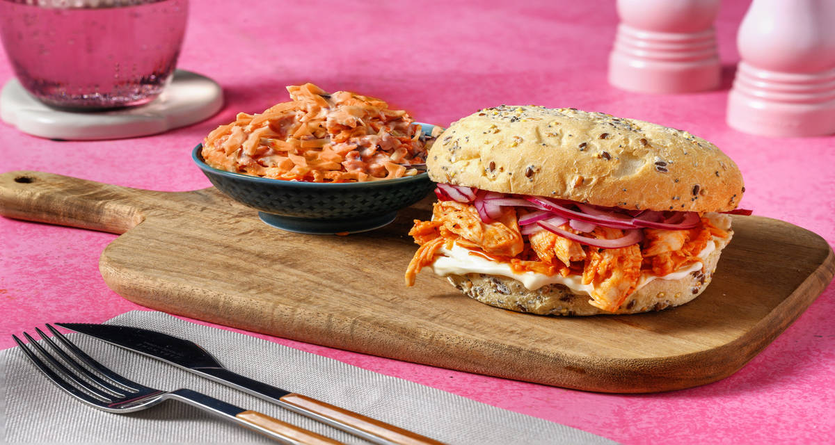 Burger au poulet effiloché sauce BBQ avec de la carotte râpée comme un coleslaw