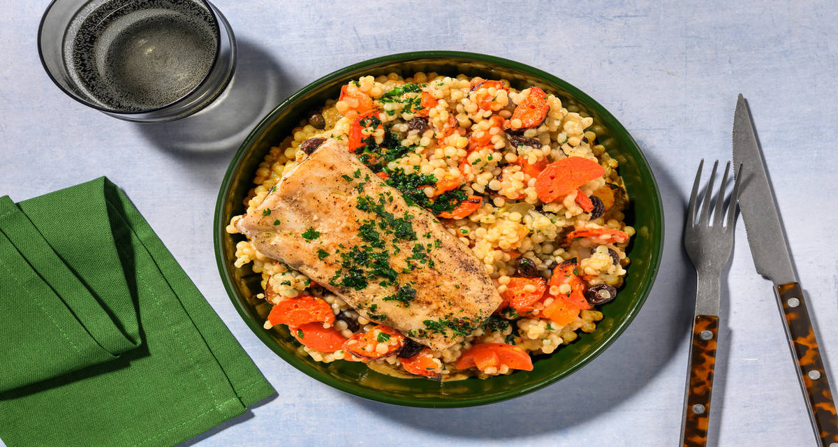 Filet de lieu & sauce au beurre persillé avec du couscous perlé & des légumes fondants
