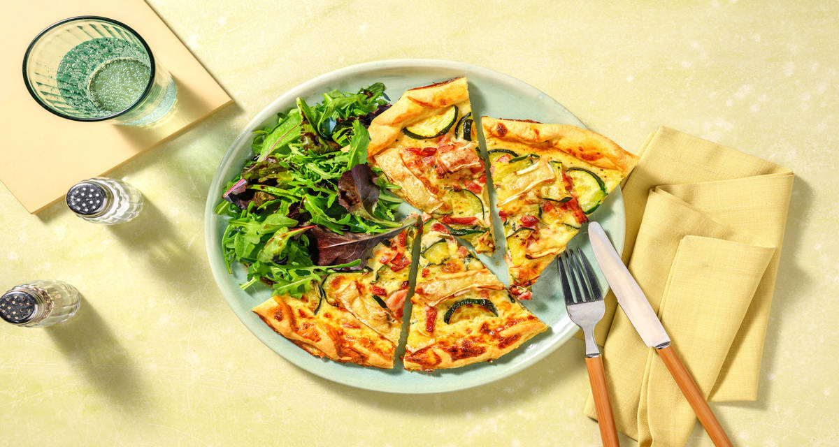 Tarte rustique camembert, lardons & courgette avec des herbes de Provence & une salade