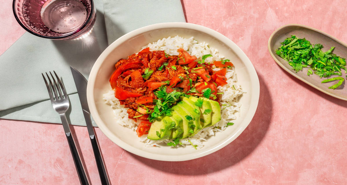 Bowl tex-mex pulled pork, avocat & poivron avec des oignons frits & de la tomate