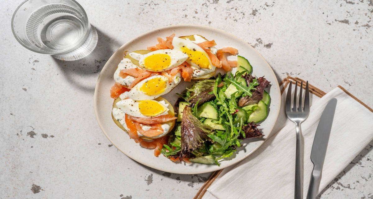 Pommes de terre farcies au saumon fumé & aneth avec une sauce aigrelette & une salade