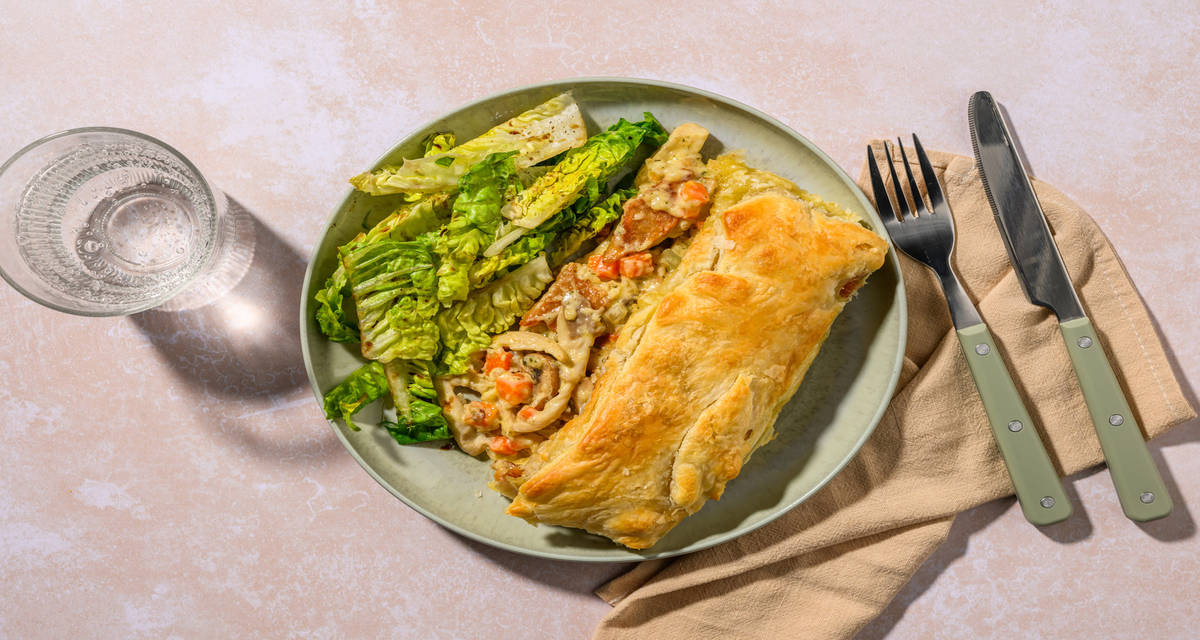 Le végé : pot pie aux émincés vegan façon poulet avec de la carotte, des champignons & une salade