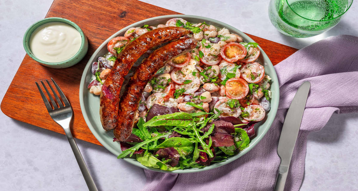 Merguez & salade de haricots express avec des tomates cerises & du labneh