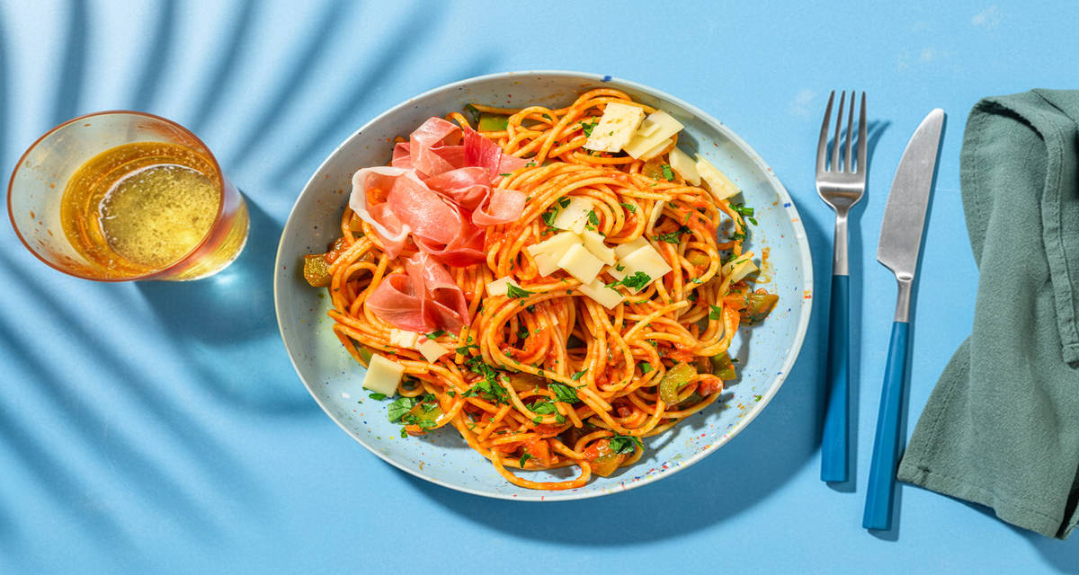 Pâtes complètes du Sud : poivrons & prosciutto avec de l'Ossau-Iraty AOP & une sauce tomate