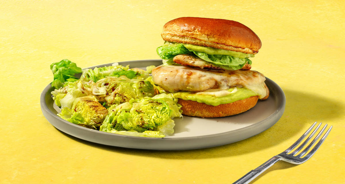 Flash Burger poulet doré & écrasé d’avocat avec des épices mexicaines & du cheddar fondu