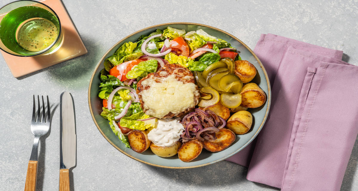 Steak haché et grenailles poêlées salade, cornichons et oignons frits