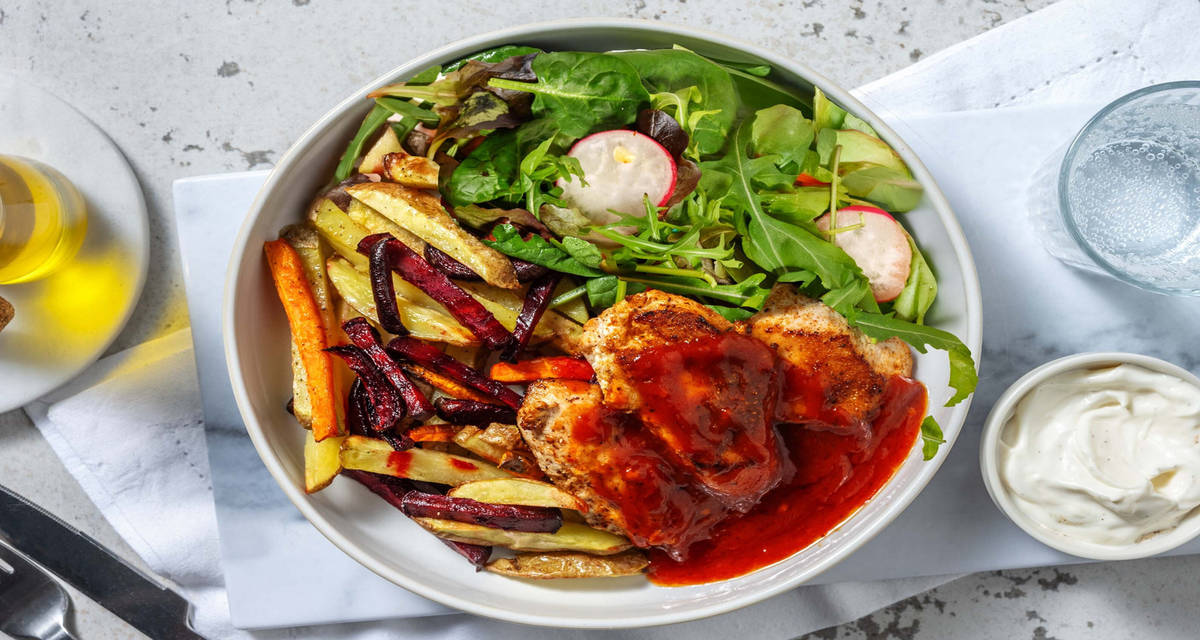 Honning- og srirachaglaseret kylling med ovnbagte rodfrugter og ranchdressing
