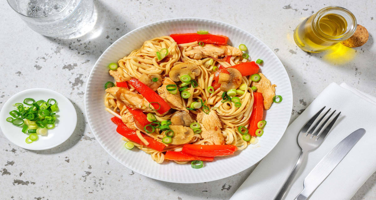 Teriyaki-kyckling och udonnudlar med stekt svamp och paprika